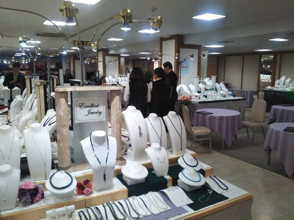 佐世保のTWINKLE西沢6階特設会場では、ジュエリーフェア/春の大宝飾展を開催中!多数の御品を全国から集め、直にお手に取ってご覧いただけます。