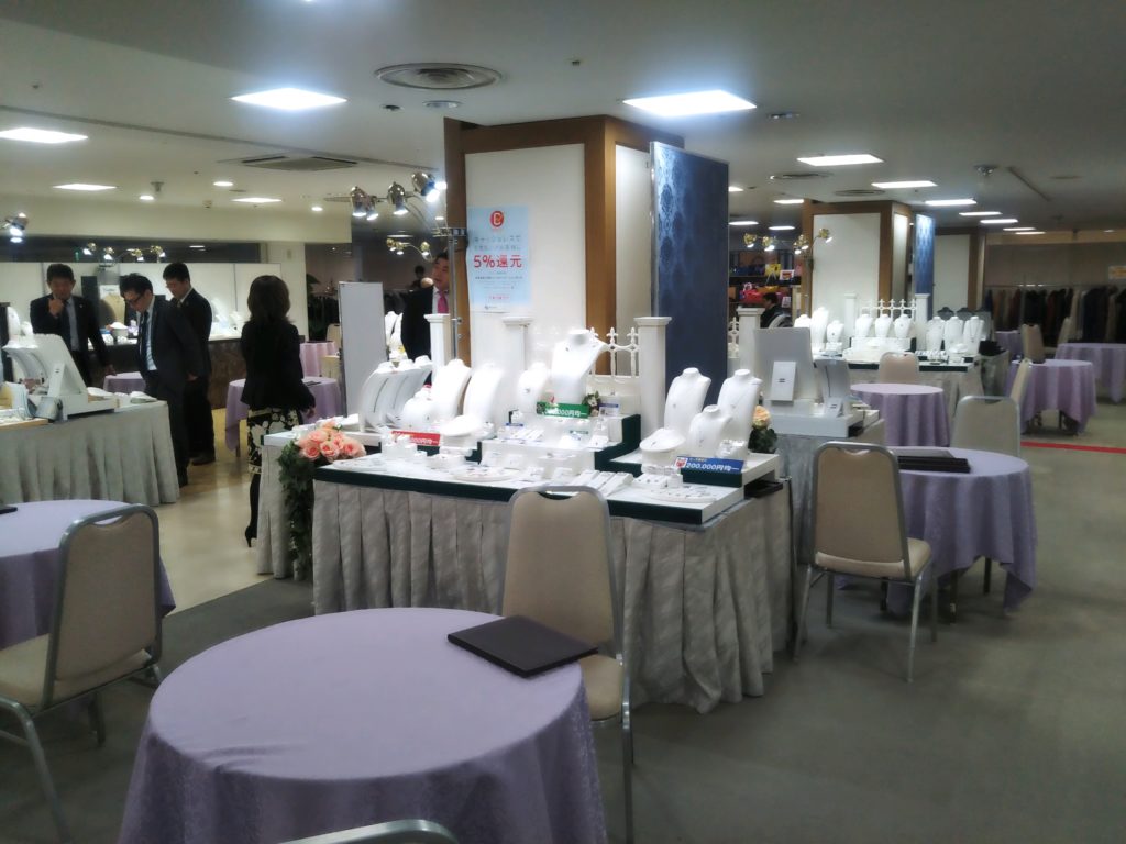 佐世保のTWINKLE西沢6階特設会場では、ジュエリーフェア/春の大宝飾展を開催中!多数の御品を全国から集め、直にお手に取ってご覧いただけます。
