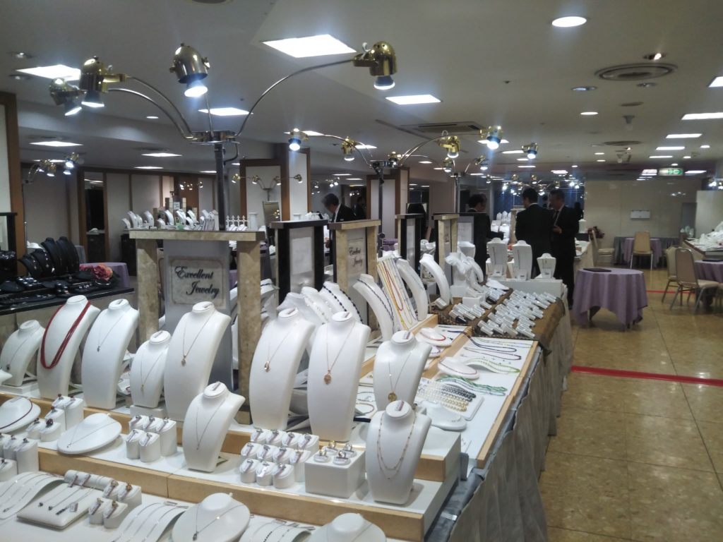 佐世保のTWINKLE西沢6階特設会場では、ジュエリーフェア/春の大宝飾展を開催中!多数の御品を全国から集め、直にお手に取ってご覧いただけます。