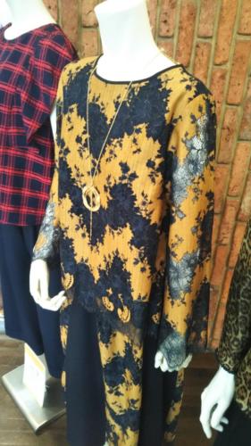 エントリーNo.5：UNDICI-NOVEブラウス　￥23,760-スカート　￥25,920-